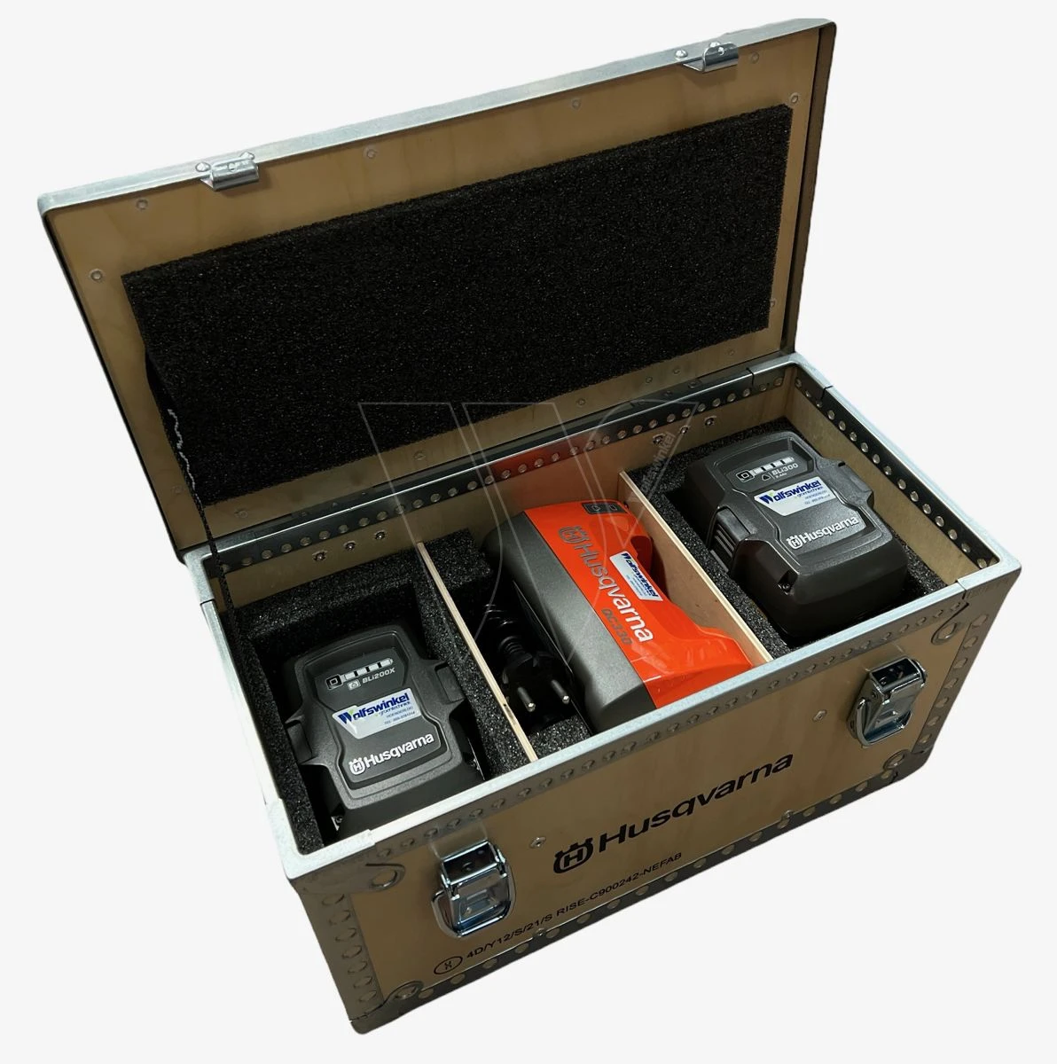 Husqvarna Opbergbox Hout 2x Accu & Lader 1 Husqvarna Opbergbox Hout 2x Accu & Lader